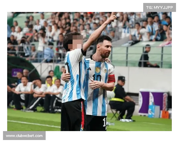 球迷热情守候训练基地外 为保级球队加油助威争取生死时刻